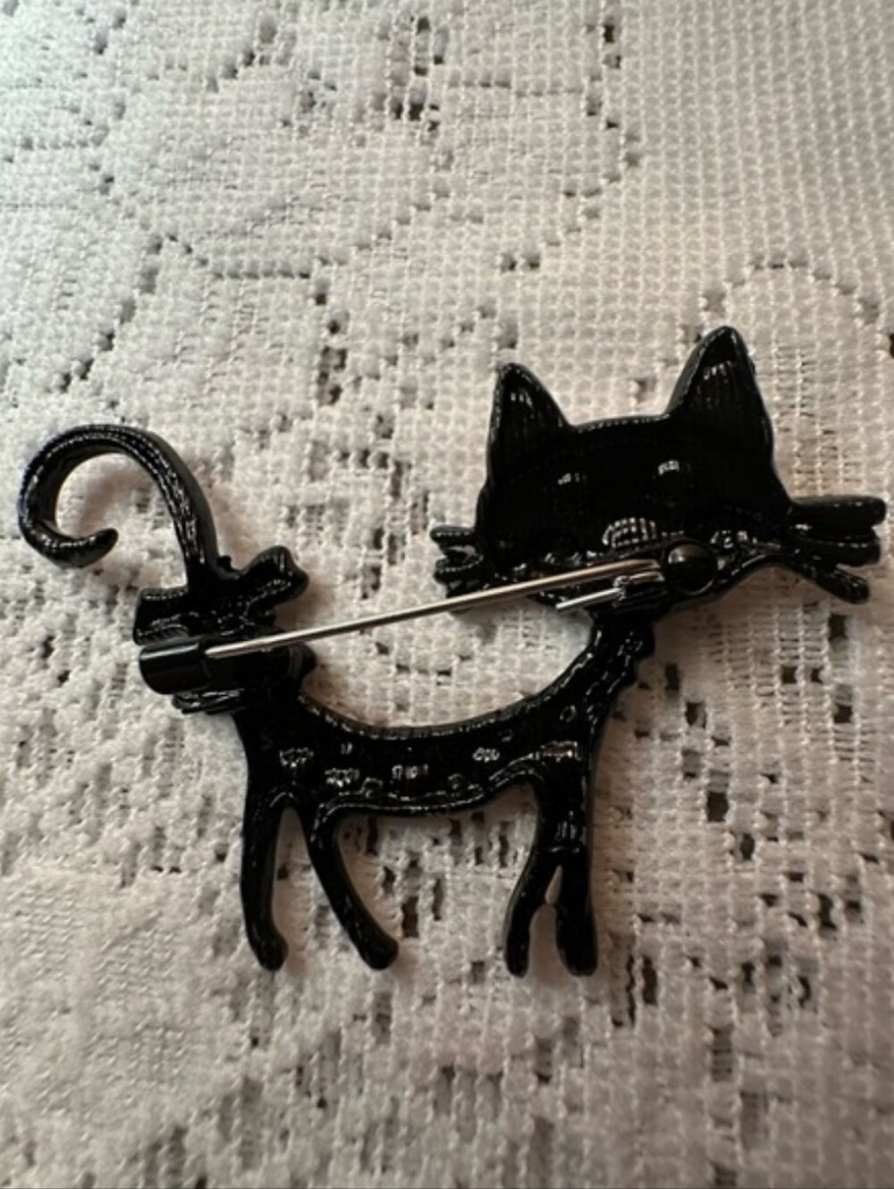 Whimsical Orange Heart-Pattern Cat Brooch Pin with Pink Bow - Picture 3 of 4